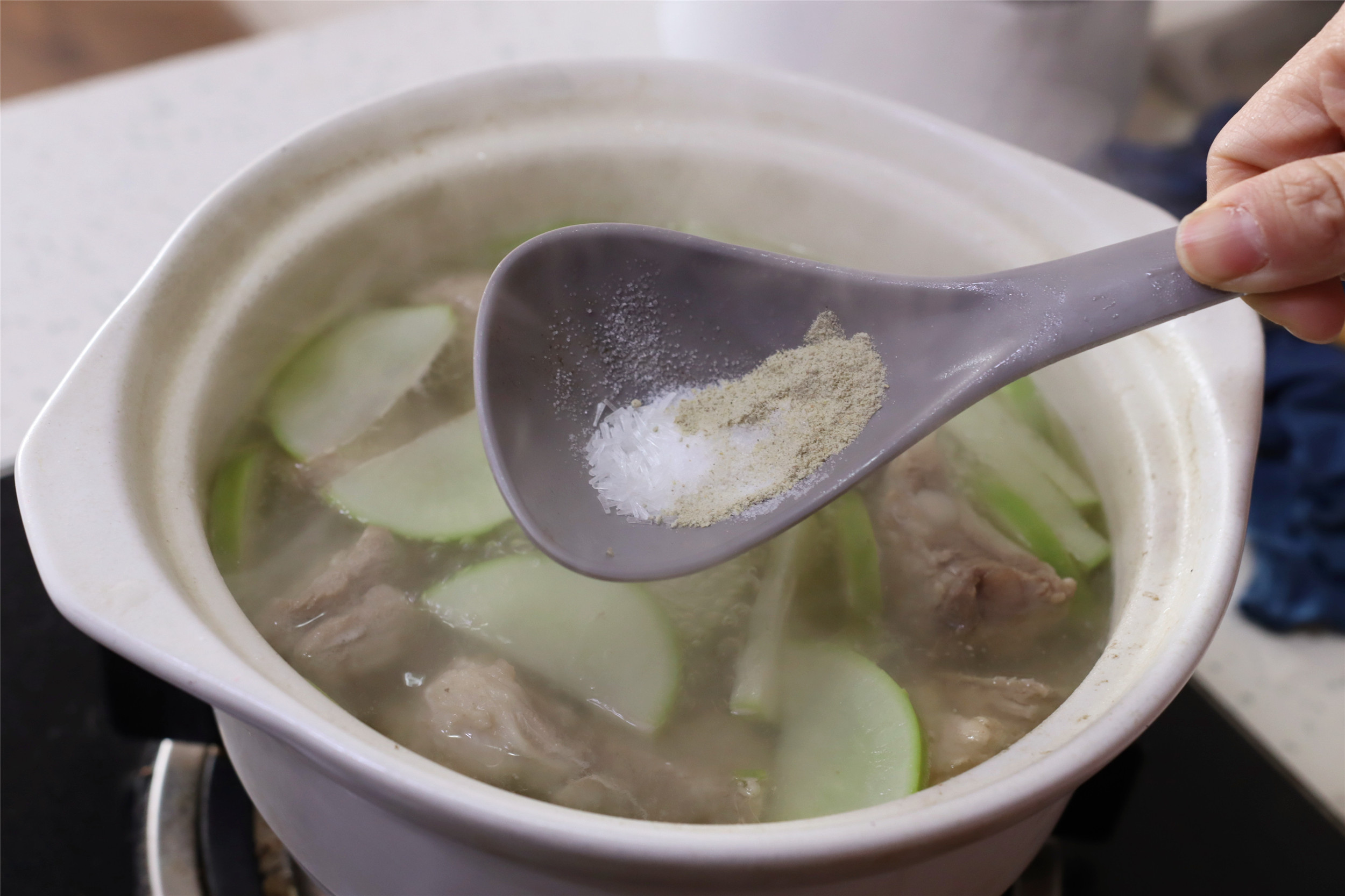炖排骨，有人直接炖，有人先焯水，都不对，用“3步法”汤鲜肉香