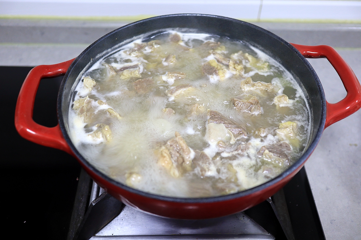 红烧牛肉别老用土豆，三伏天解馋要放它，1元1斤水灵灵不上火