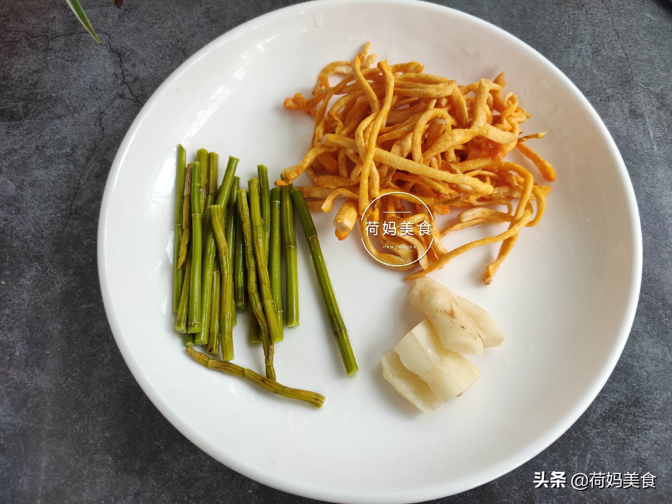 石斛虫草花炖鸡汤，天热也可以喝，味鲜营养，强健体质，老少皆宜