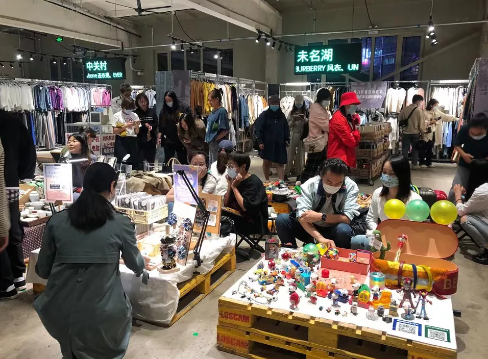 俘获线上、拥抱线下,这些品牌正在「破圈突围」
