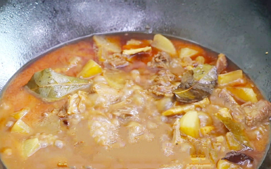 天冷多吃羊肉，教你红烧羊肉的正宗做法，羊肉软烂入味不膻还不腥