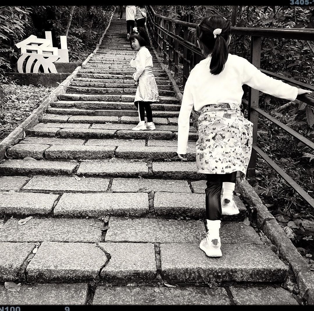 修杰楷骗俩女儿爬上山顶，咘咘波妞说了近200次“好累”却仍坚持