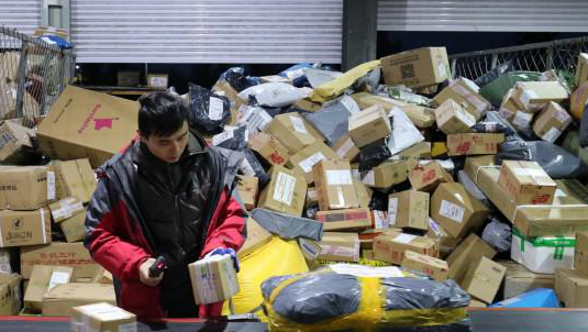 快递员月入过万容易吗？快递员：没有最低只有更低！我想送外卖