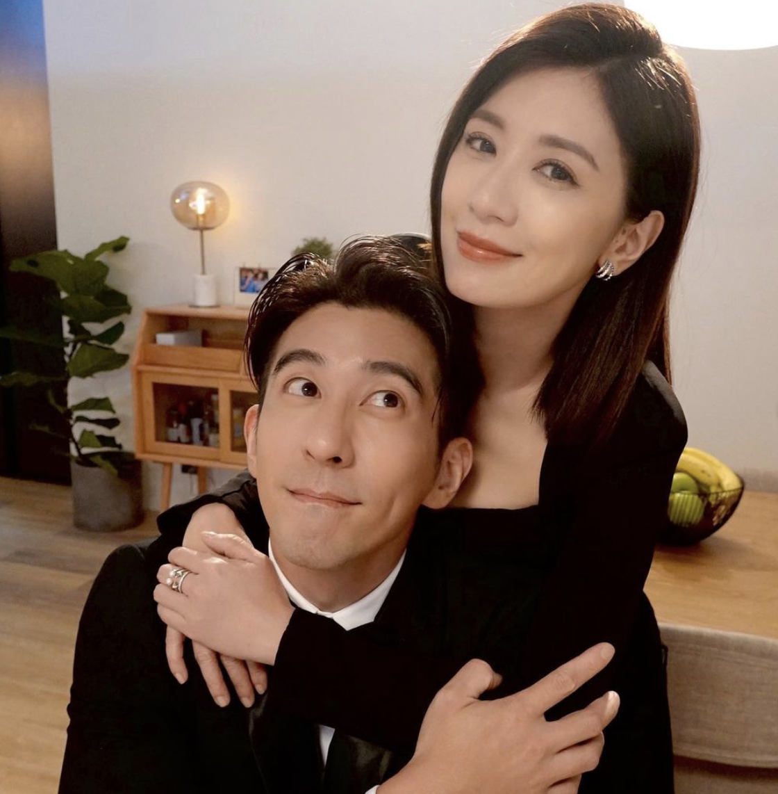 修杰楷骗俩女儿爬上山顶，咘咘波妞说了近200次“好累”却仍坚持