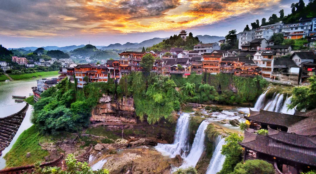 长沙到凤凰古城旅游攻略自由行(长沙张家界凤凰古城自由行攻略)