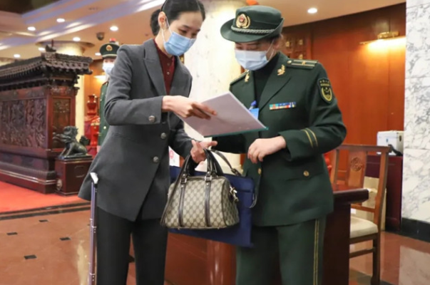 军队文职招聘遇冷，月薪超9000元也少有人报名，究竟是什么原因