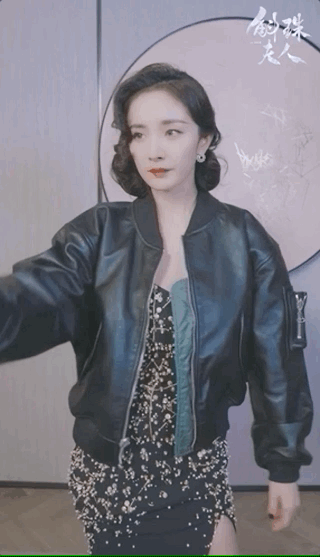 杨幂陈伟霆拍双人大片，方诸海市戏外比心，直播互动花式撒糖