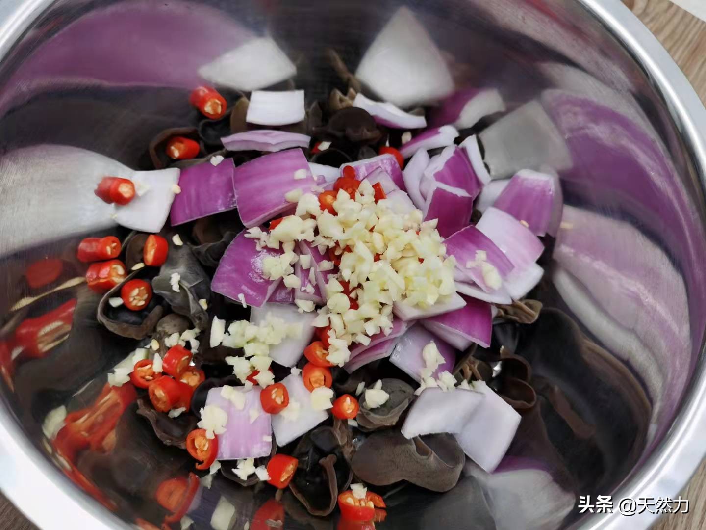 饭店的洋葱拌木耳是怎么做出来的，告诉你步骤和技巧，收藏好哦