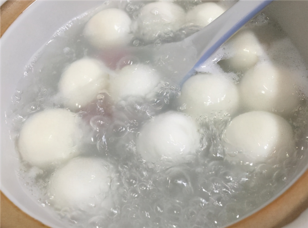速冻汤圆怎么煮？下锅的水冷热有诀窍，出锅多一步，软糯不破皮