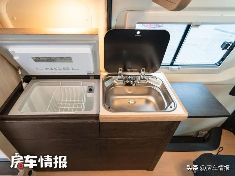新款丰田海狮房车，7座设计适合接娃买菜，假日旅行还能洗漱做饭
