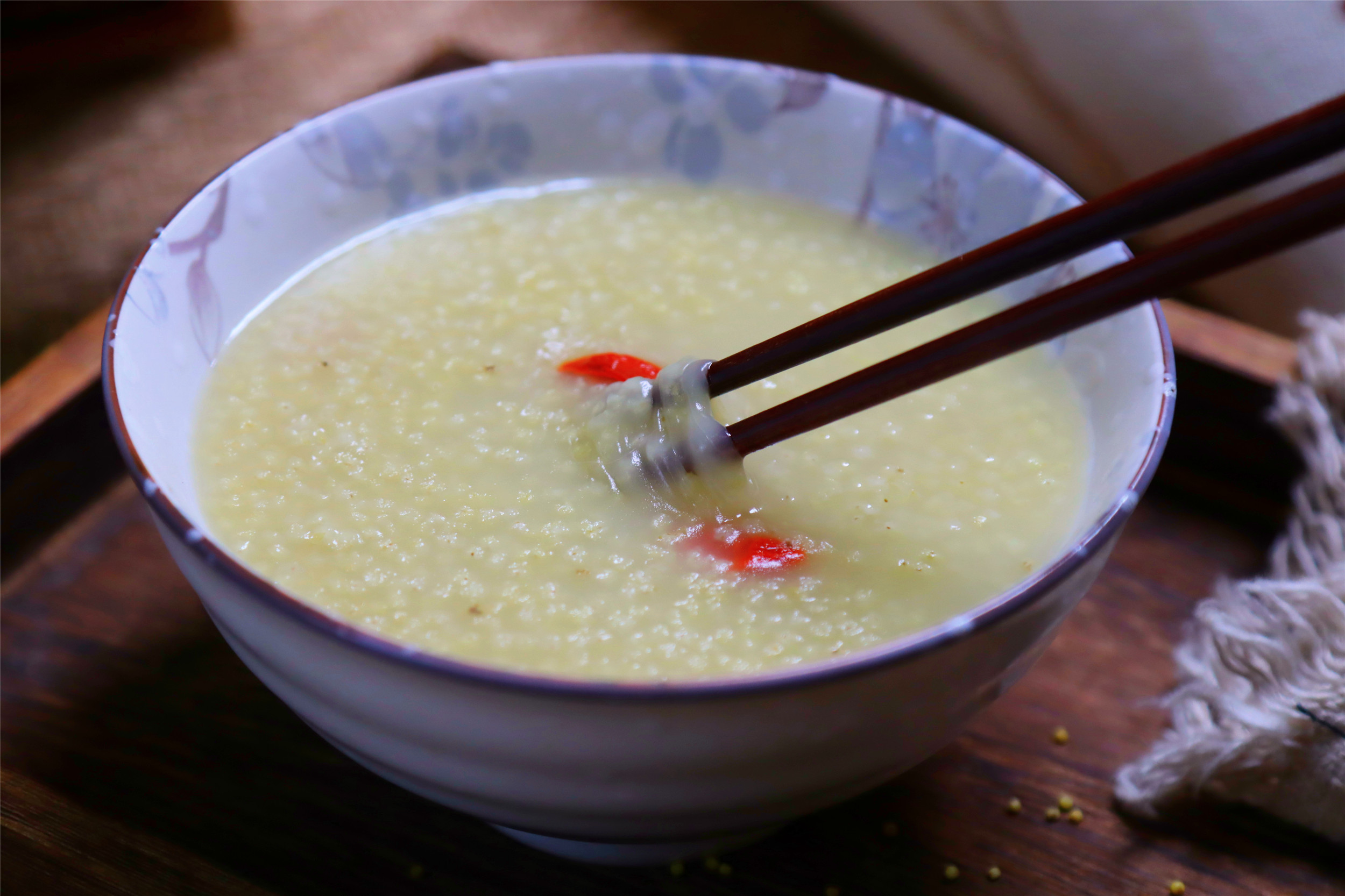 熬小米粥,如何煮出更多的米油,软滑香甜?有窍门,搞错的人不少