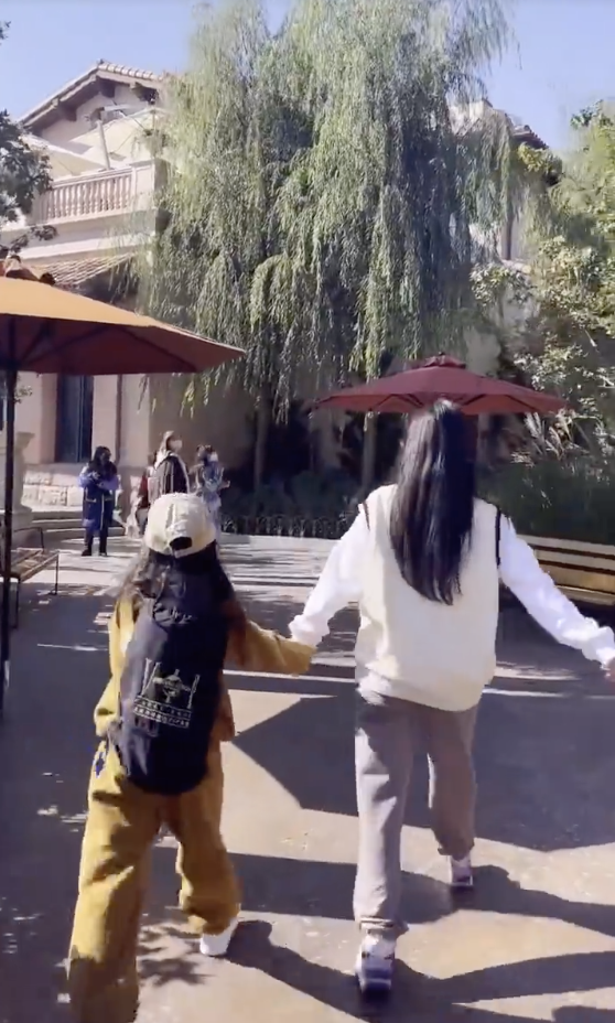 李小璐带女儿打卡环球影城，母女俩同步秀高抬腿，同款发型像姐妹