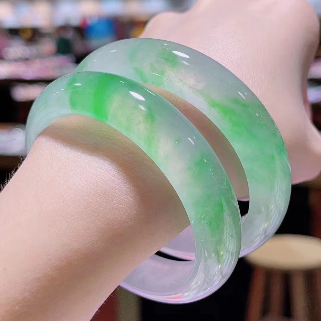 玉石手镯俗语说富贵戴双镯和玉镯不双戴你该怎么选