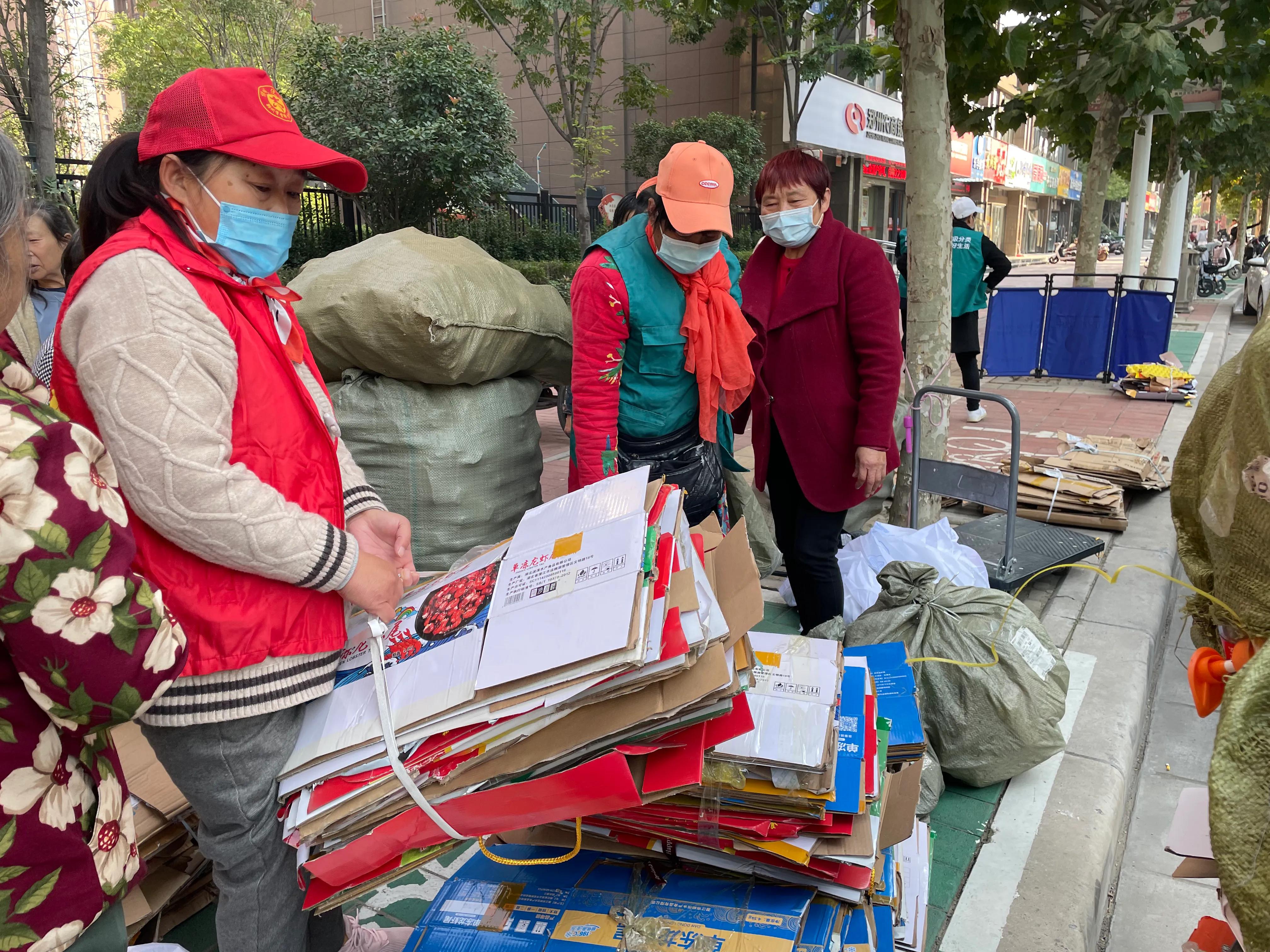 管城区南刘庄小区开展资源回收日活动