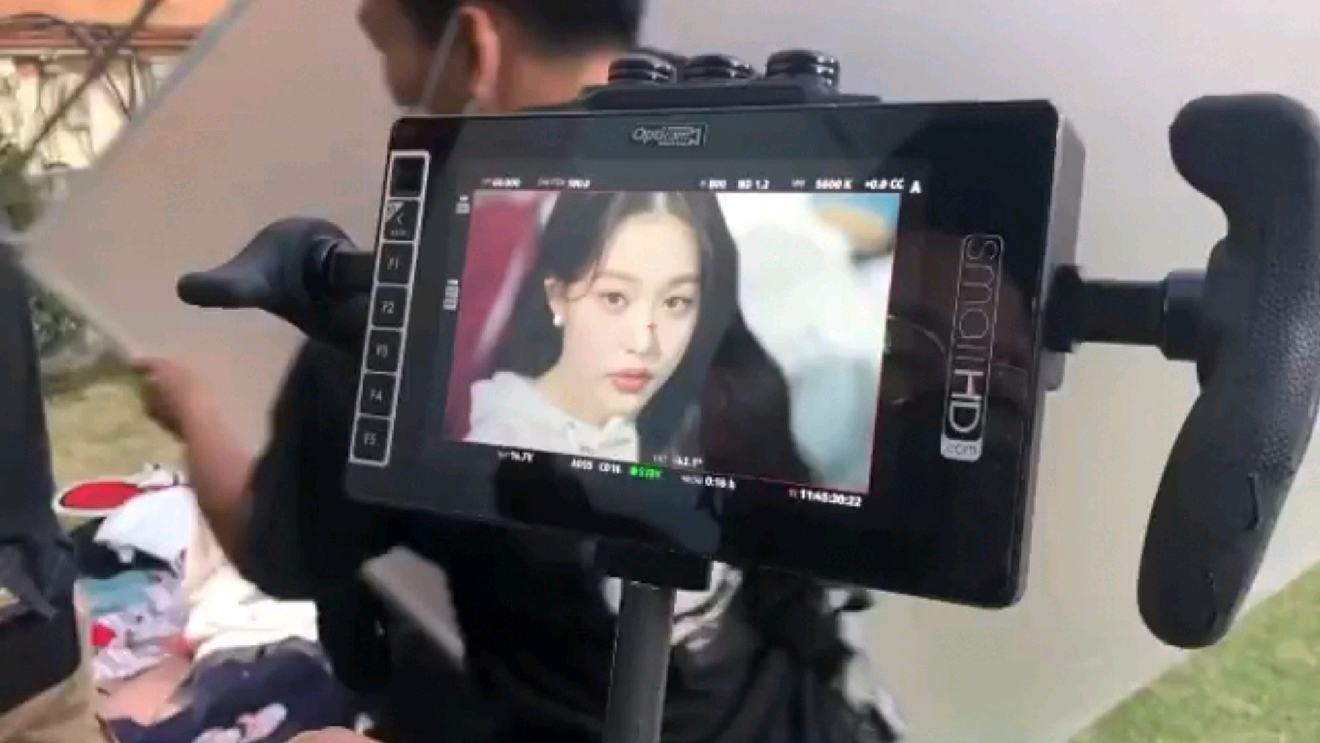 前IZONE成員張元英，即將出道女團的C位美貌，工作人員也懸殊