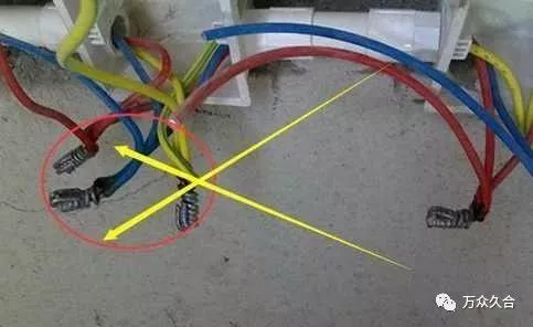 一开始工人这样接电线，我以为偷工，老师傅一看说手法专业