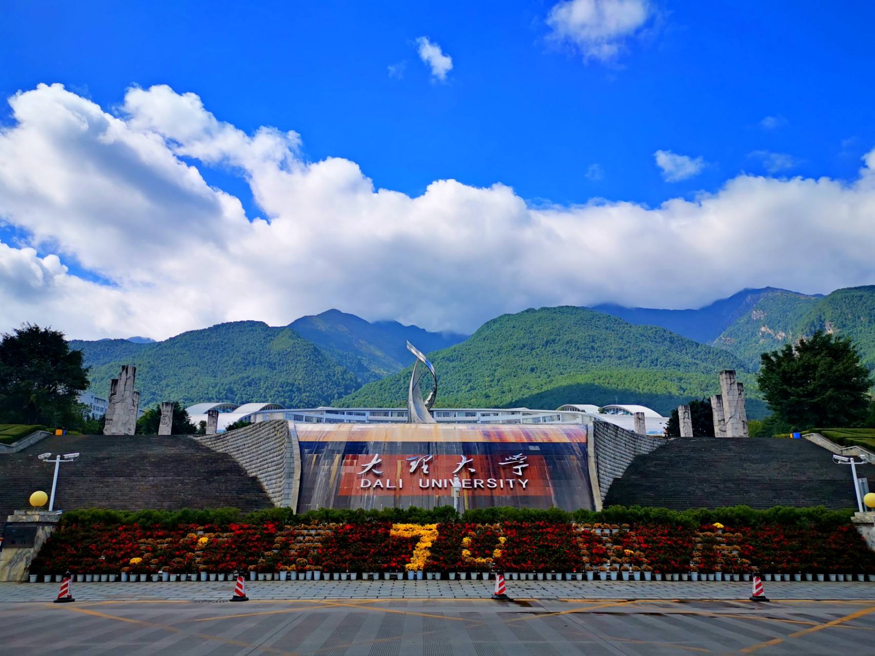 我国“最美”大学，环境宛若仙境，大一新生报到却直呼：累成狗？