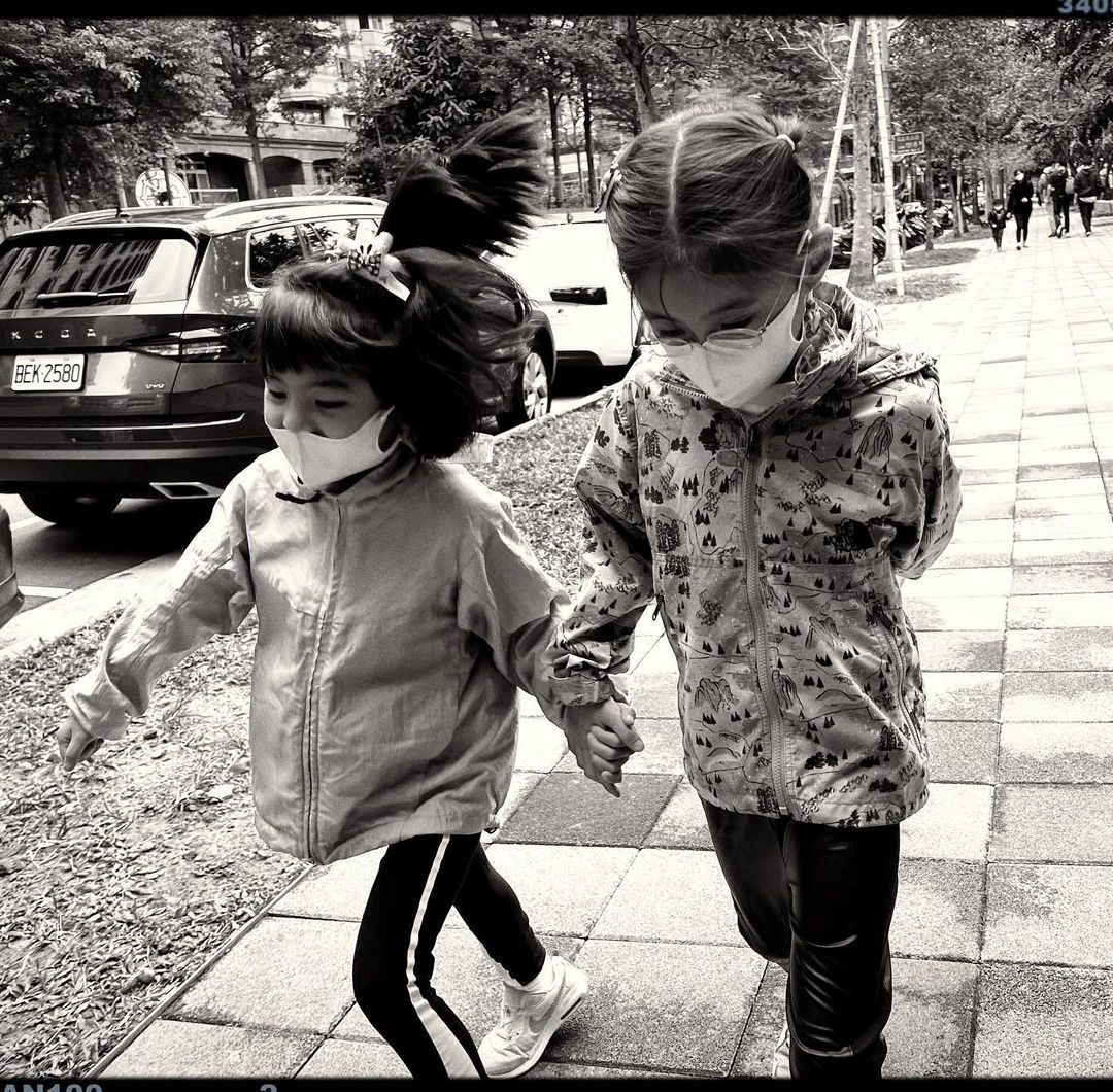 修杰楷骗俩女儿爬上山顶，咘咘波妞说了近200次“好累”却仍坚持