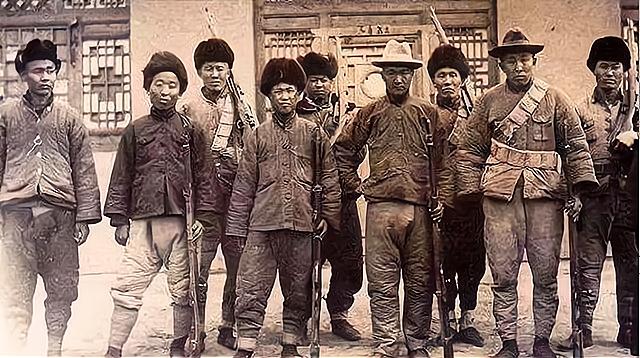 民国第一案：为招安，土匪劫车绑票69人，16国外交使团：督军下课