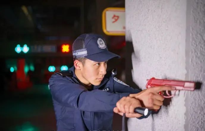 都是“警察”，为什么用英语说 police officer 比 policeman 好？