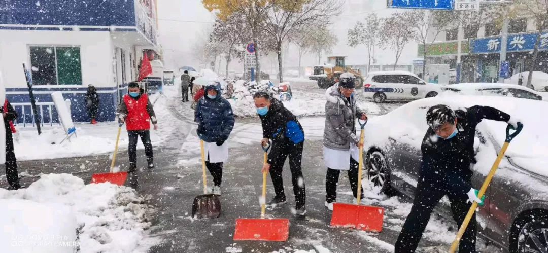 寒風(fēng)中的堅(jiān)守 暴雪中的執(zhí)著｜德州市衛(wèi)生健康系統(tǒng)清掃積雪紀(jì)實(shí)