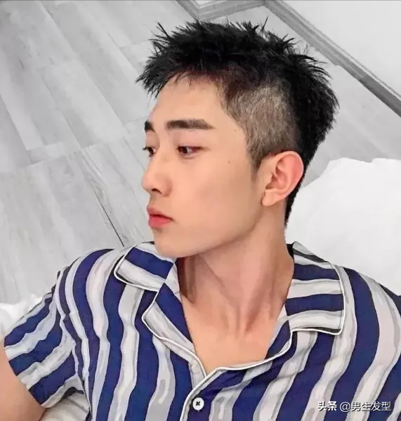 高质量男生必剪的三款发型,潮流干净,帅气不油腻