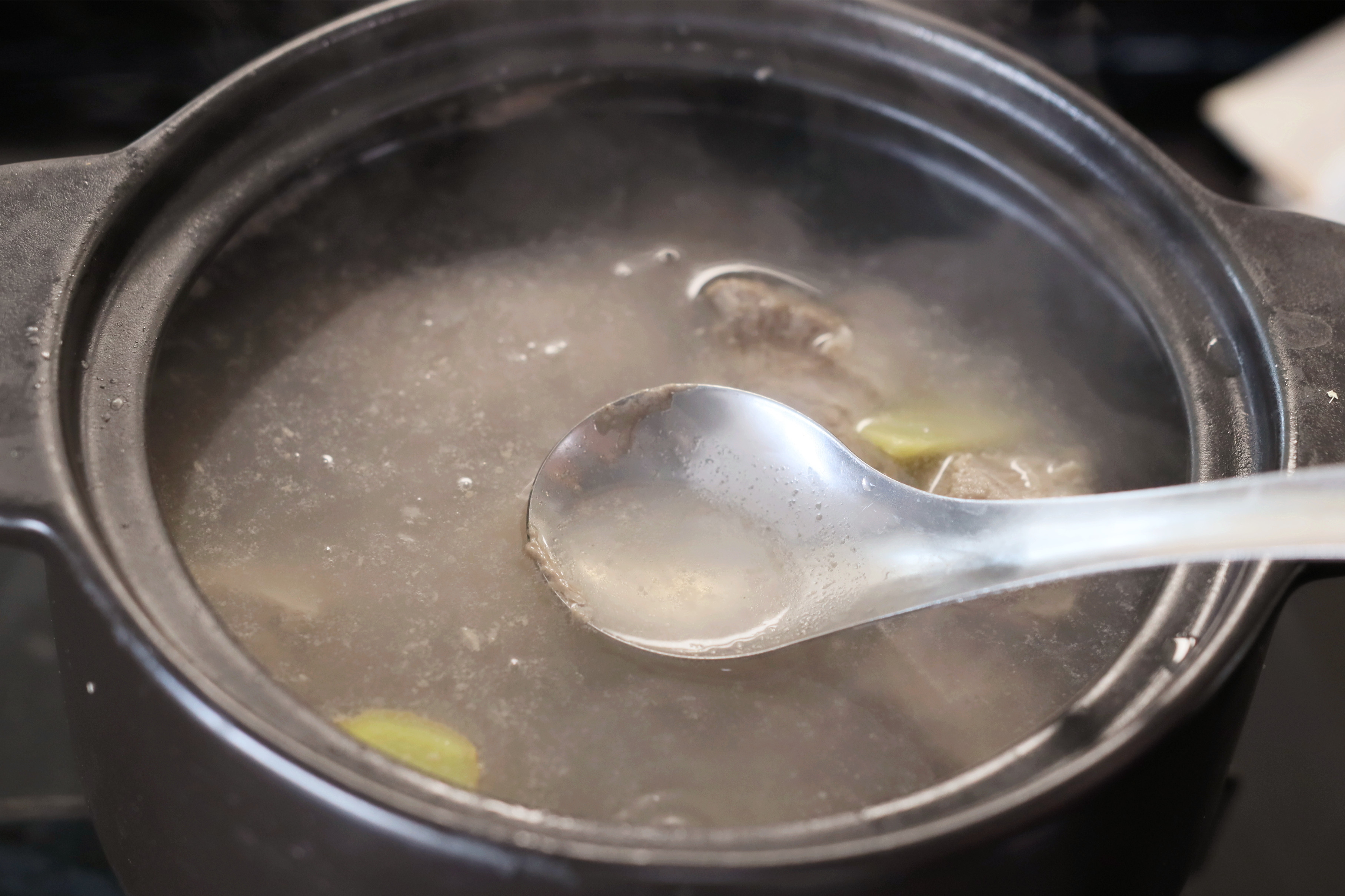 煲汤炖排骨，调味料不能乱用，只用一味料就行，肉味足汤鲜美