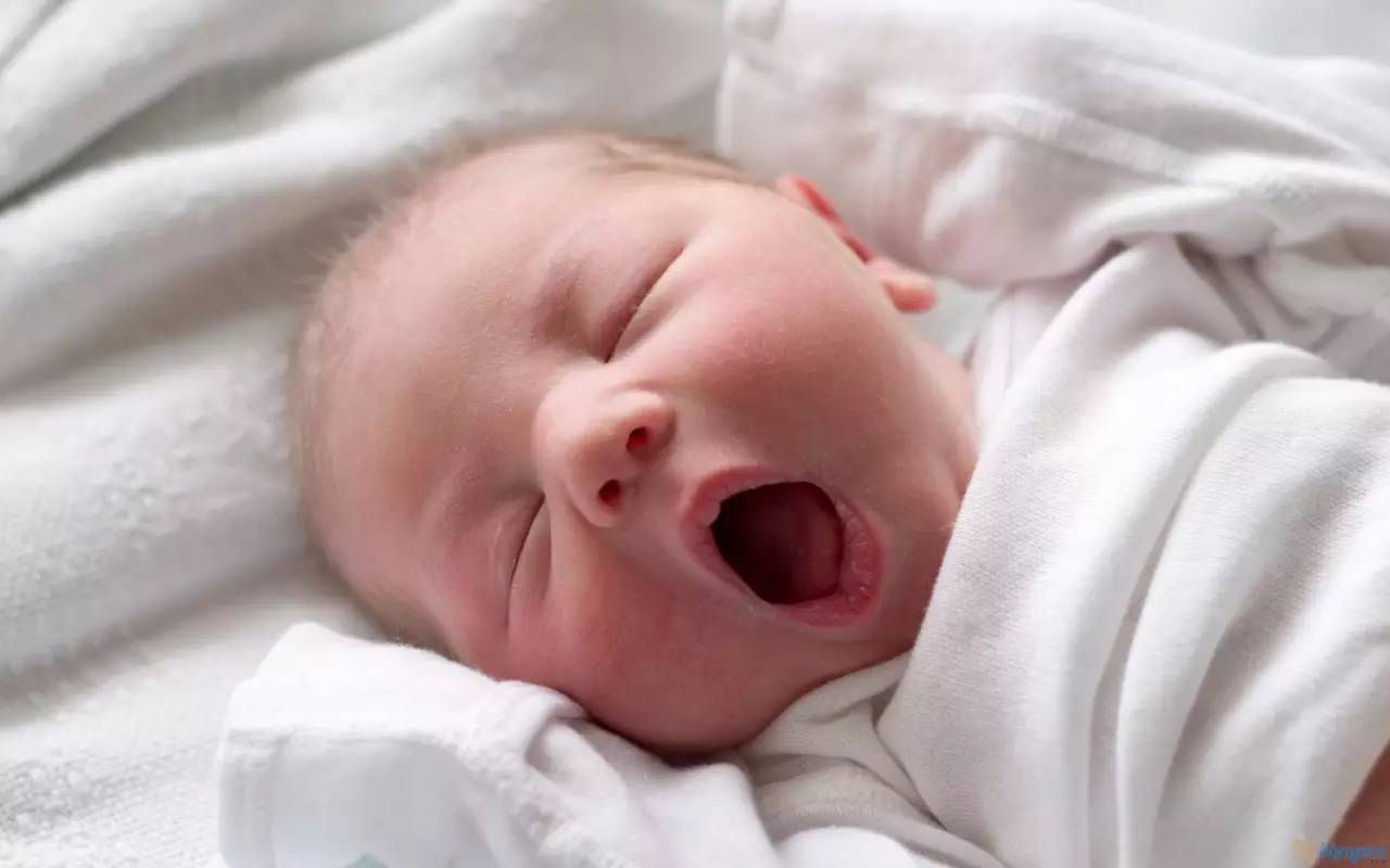 睡姿不当会导致新生儿头骨变形，不少新手妈妈还不懂，及时纠正