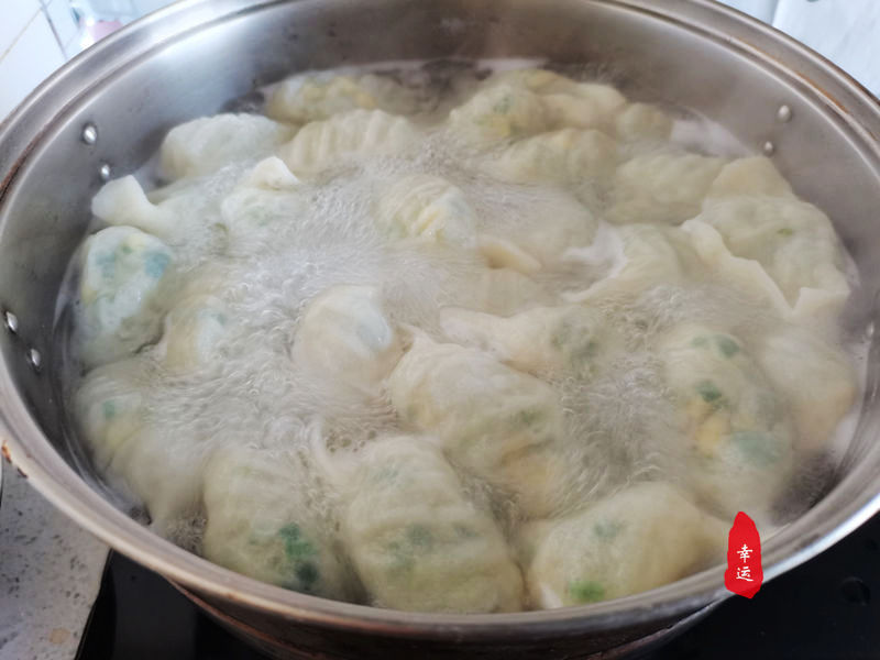 薄皮大馅的三鲜馅饺子，咬一口就能吃到虾仁，口感鲜香好解馋