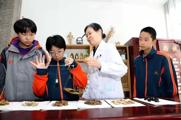 中医药文化走进校园 学生们体验传统文化魅力