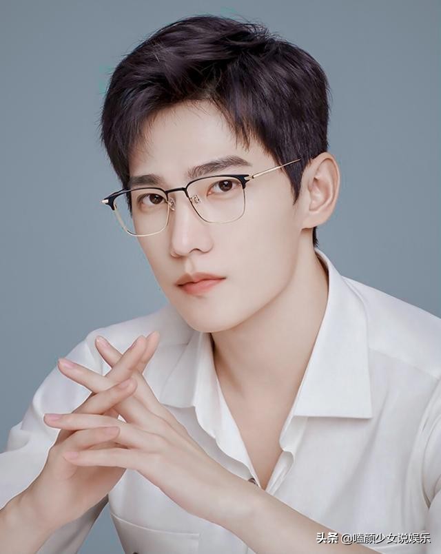 眼镜杀也挑人！这11位男星，有人戴上气质飙升，有人秒变七老八十