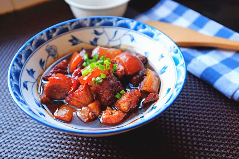 2斤猪肉加上2块腐乳，做一份香糯诱人的腐乳红烧肉，软烂解馋