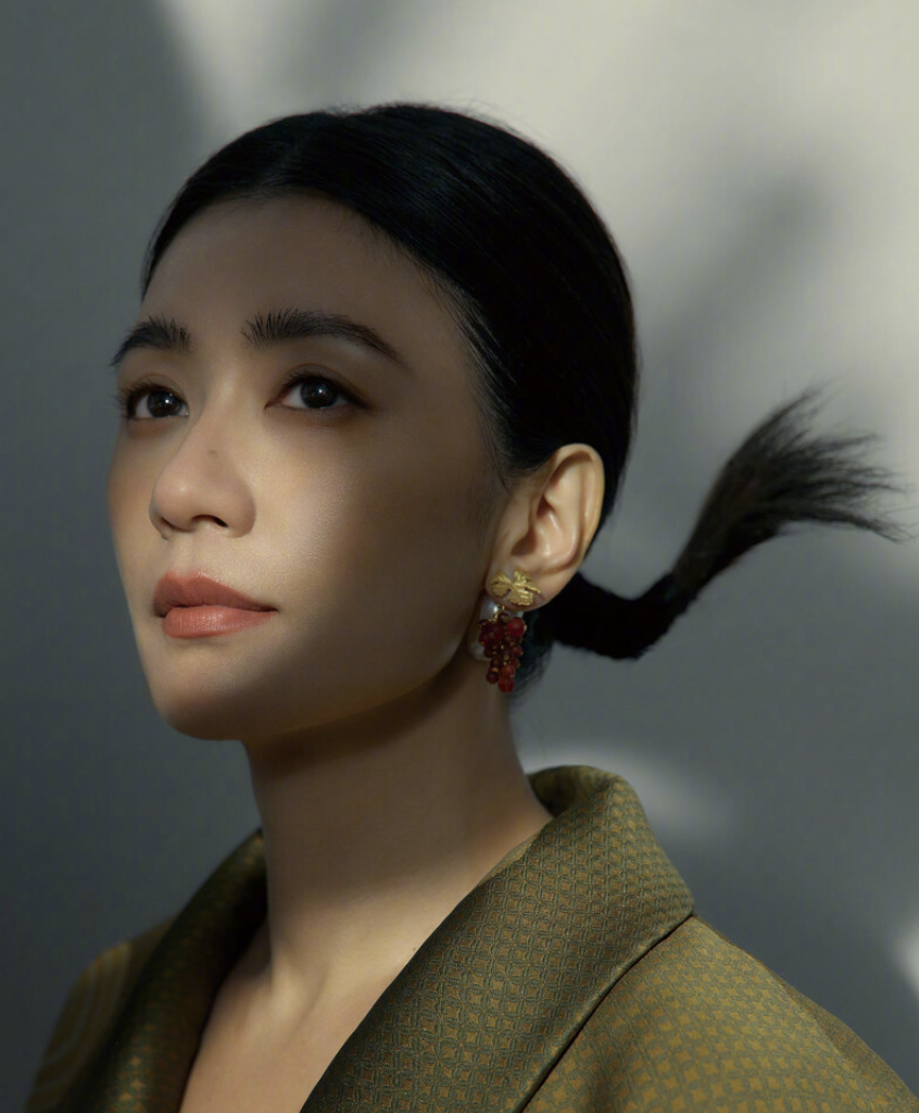 咘咘凌晨五点多起床做功课，戴着眼镜超专注，贾静雯却反而不适应