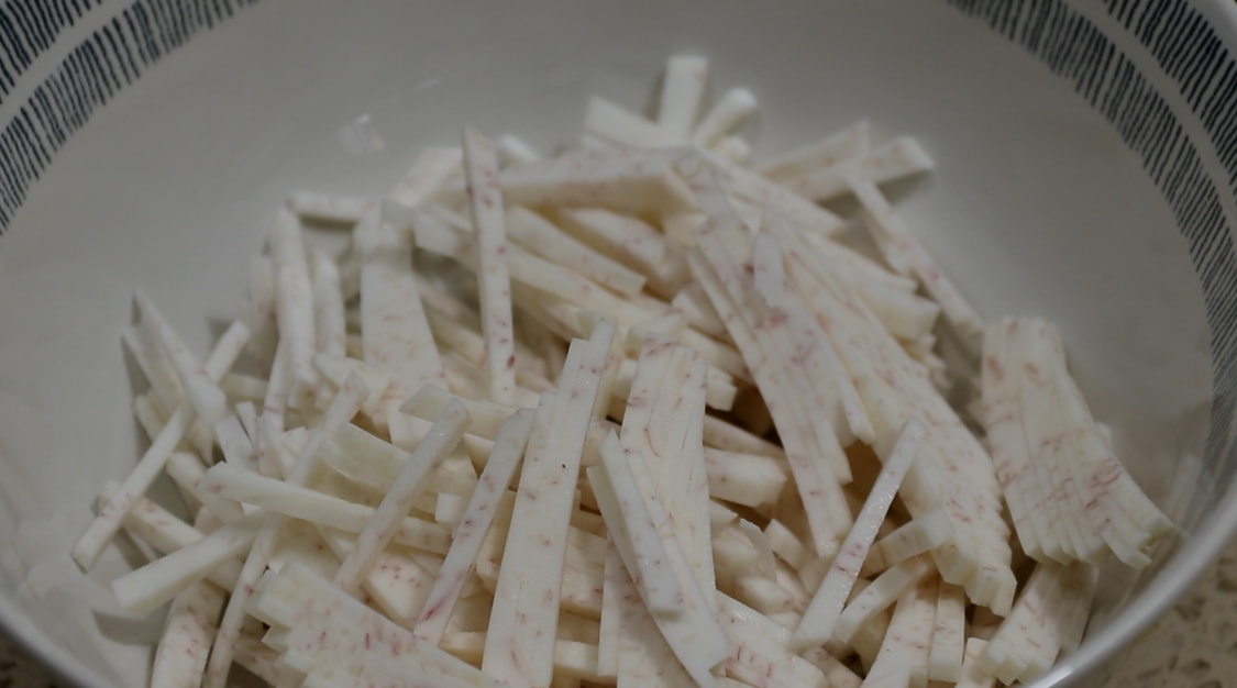 冬季要多吃芋头，吃南瓜冬瓜不如吃它，不用油炸，营养又美味