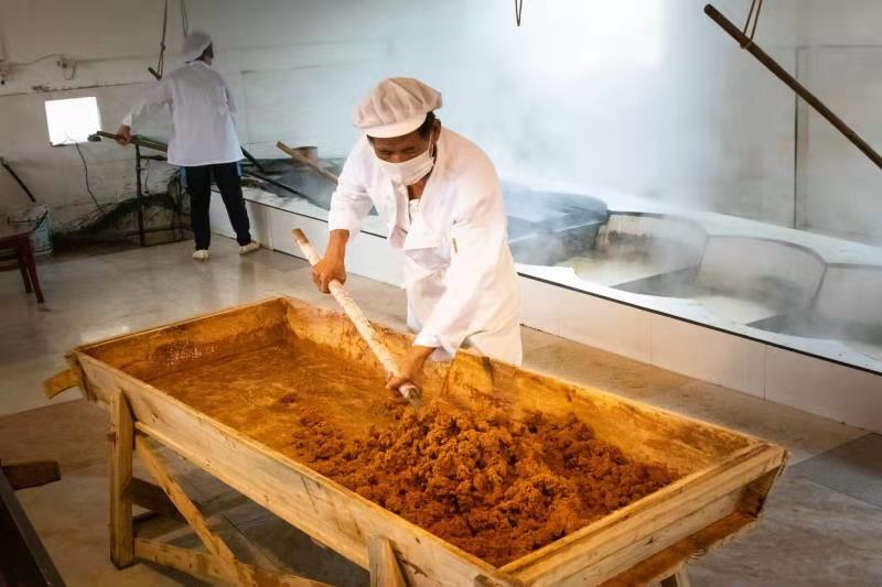 兰溪市女埠街道汇潭村千亩甘蔗熬制丰收的甜蜜