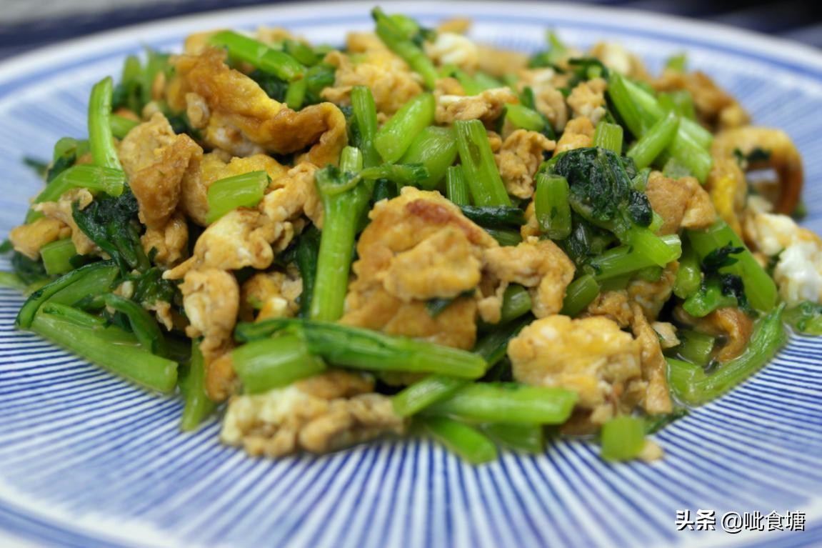 鸡蛋新吃饭，和茼蒿炒一起好吃又润肠，冬天要多吃，做法简单