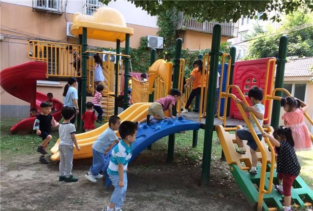 儿子收幼儿园同学礼物，妈妈以为是玩具刚想扔，老师要回：是金子