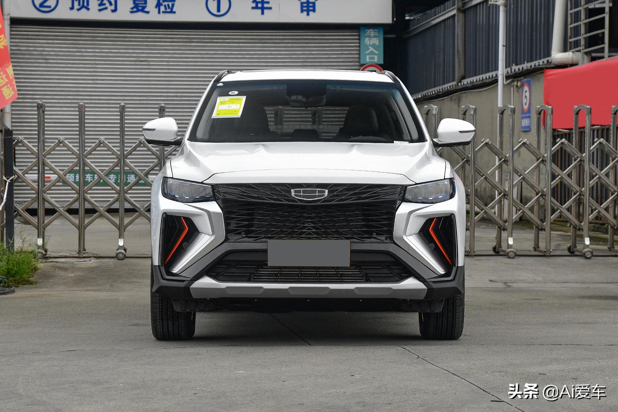 便宜大空间，高配置家用自动挡SUV，动力强还省油，实拍吉利博越