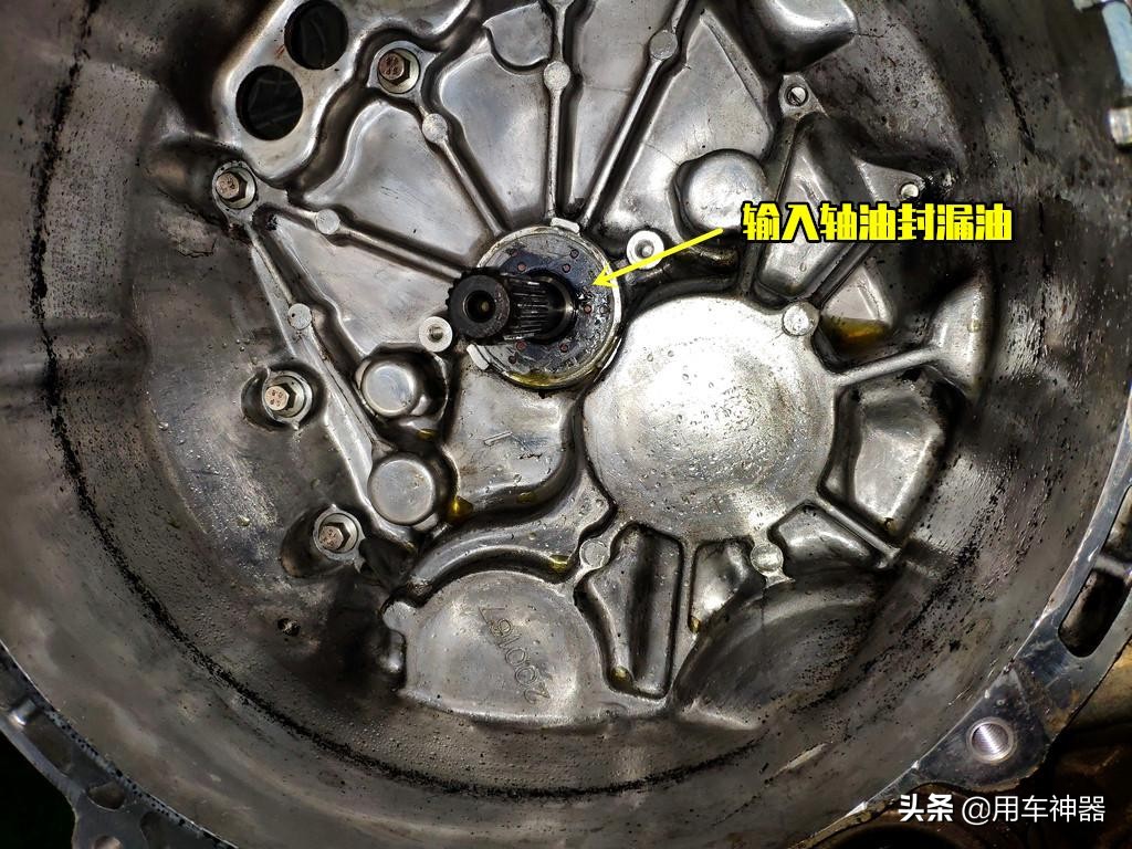 变速箱漏油别大意，不及时处理得花几万块修车