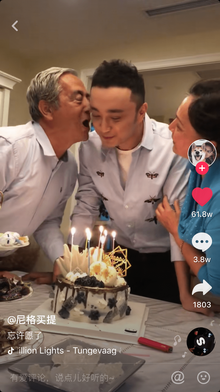 尼格买提37岁生日，爸妈唱维语歌为其庆生，一家三口温馨不见娇妻