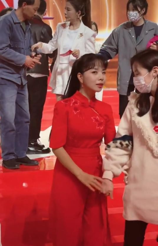 星光大道幕后曝光：朱迅被人拉住热聊，刘大成扶着杨光下台很绅士