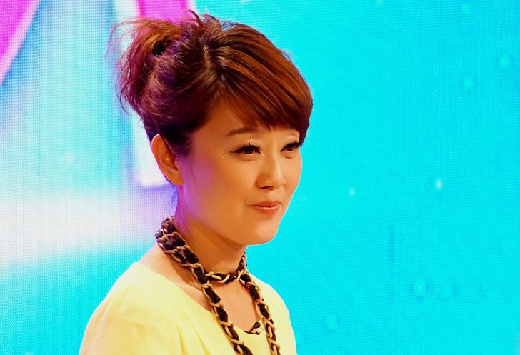 48岁倪琳因参加富豪寿宴被罚,如今只领四千元工资,你怎么看?