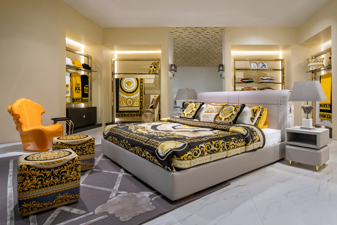 奢侈品内卷？VERSACE、FENDI竟然联名了！叫Fendace