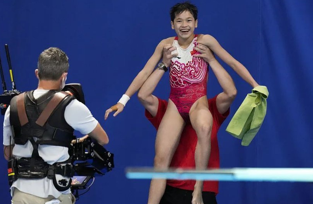 全红婵又长高了！与何教练同框，1年从下巴蹿到脸颊，还在发育