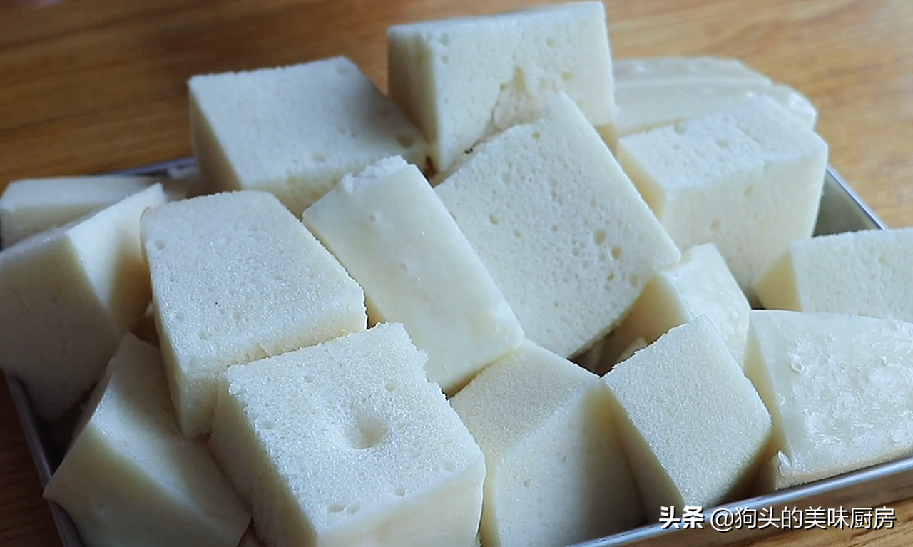 家里有牛奶跟面粉就能做的牛奶松糕，细腻绵软，比发糕简单好吃