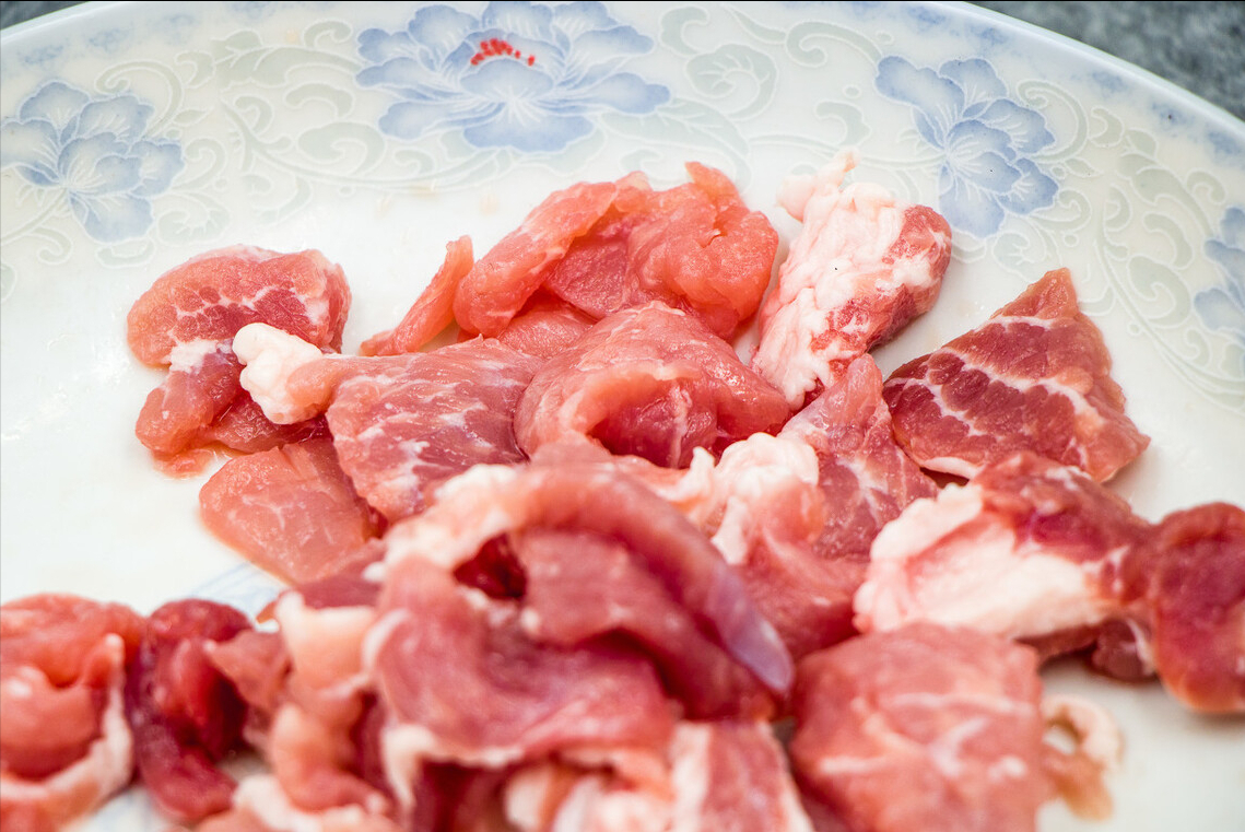 别再用热水解冻肉了，老师傅教你2招，10分钟解冻，肉质很新鲜