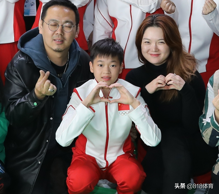 大佬!全红婵裹大衣捧保温杯走出老干部气派,军神吕小军当贴身保镖