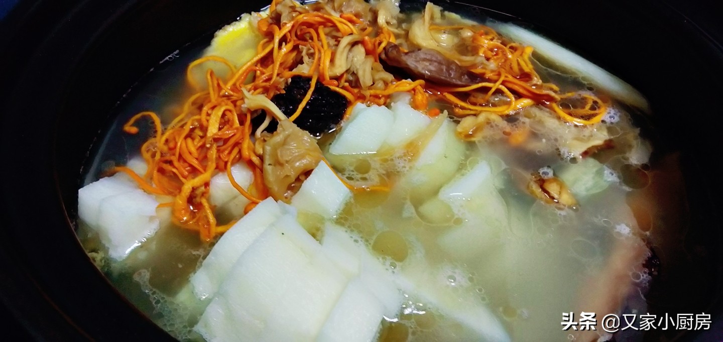 一款特适合秋冬季给家人食补的鸭架汤，补肺润燥、健脾养胃又不腻