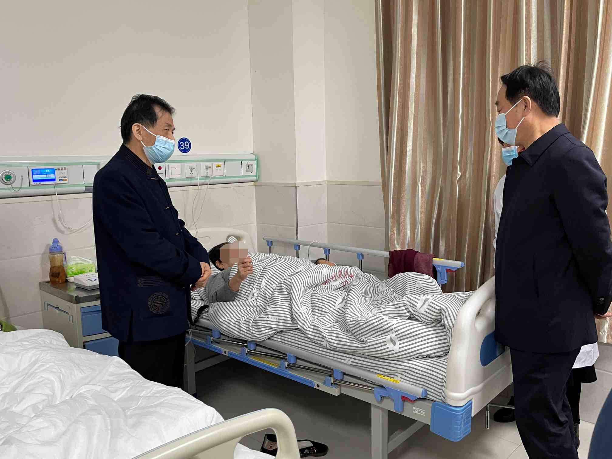 省政协副主席张亚忠一行到河南张喜海中医药骨病研究院调研