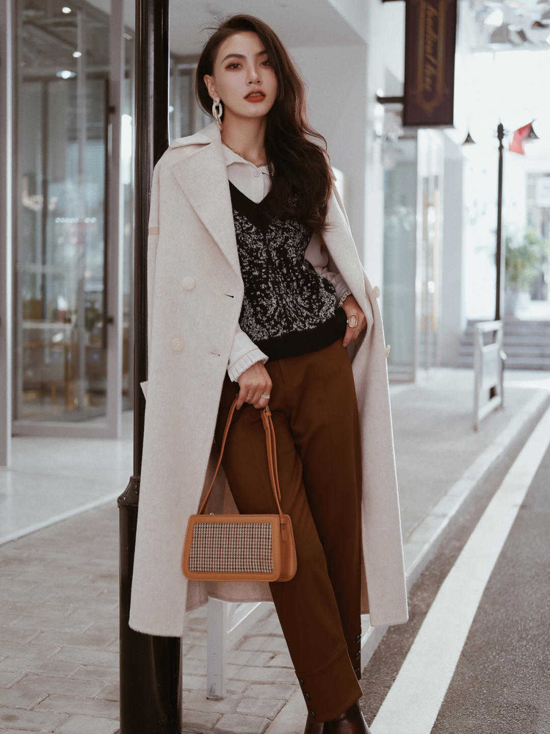 小个子女生，尽量穿大衣配短靴，2021年流行这几款，气质非凡